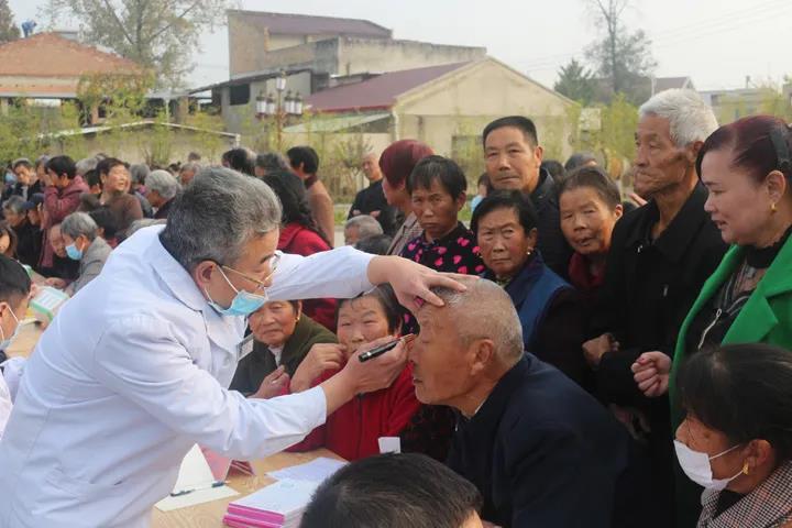 “党员进社区 健康送家门”——我院开展党员干部下沉社区义诊活动(图9)