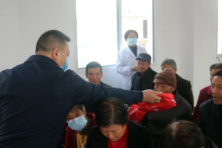 “党员进社区 健康送家门”——我院开展党员干部下沉社区义诊活动(图4)