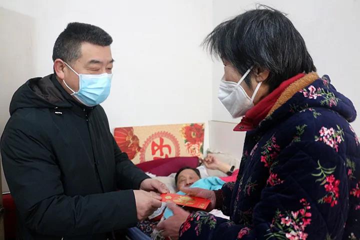 院领导慰问困难职工(图1)