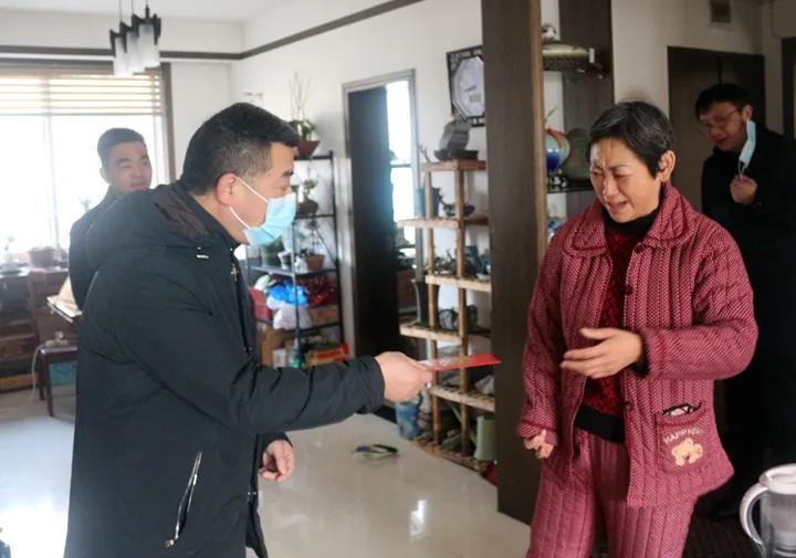 院领导慰问困难职工(图2)