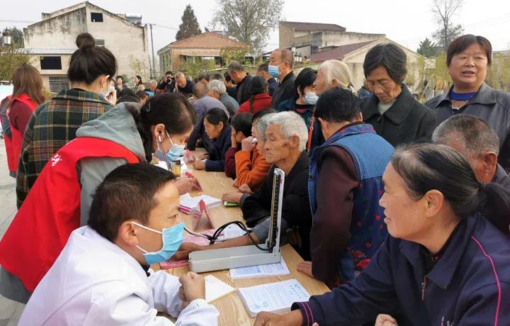 “党员进社区 健康送家门”——我院开展党员干部下沉社区义诊活动(图6)