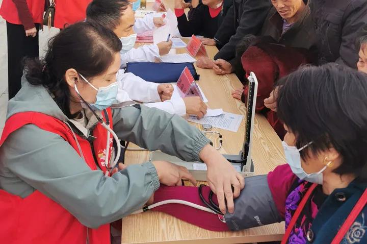 “党员进社区 健康送家门”——我院开展党员干部下沉社区义诊活动(图5)