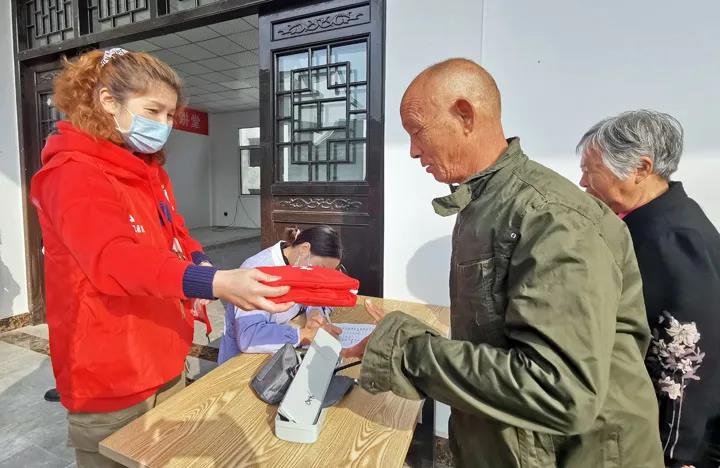 “党员进社区 健康送家门”——我院开展党员干部下沉社区义诊活动(图2)