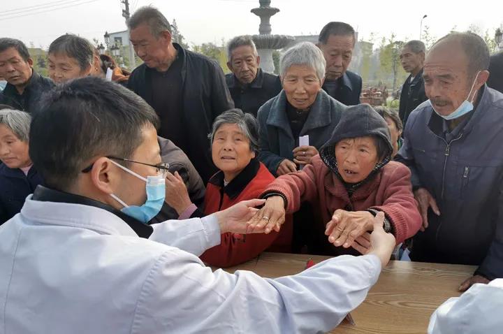 “党员进社区 健康送家门”——我院开展党员干部下沉社区义诊活动(图7)