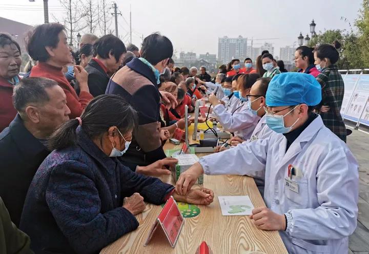 “党员进社区 健康送家门”——我院开展党员干部下沉社区义诊活动(图10)
