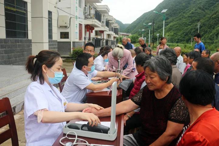 喜迎建党一百年 健康义诊温暖行(图2)