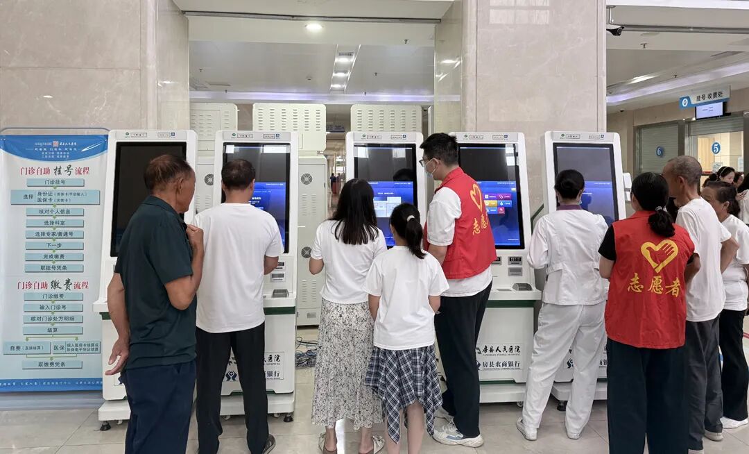 房县人民医院:志愿服务擦亮便民就医底色(图1)